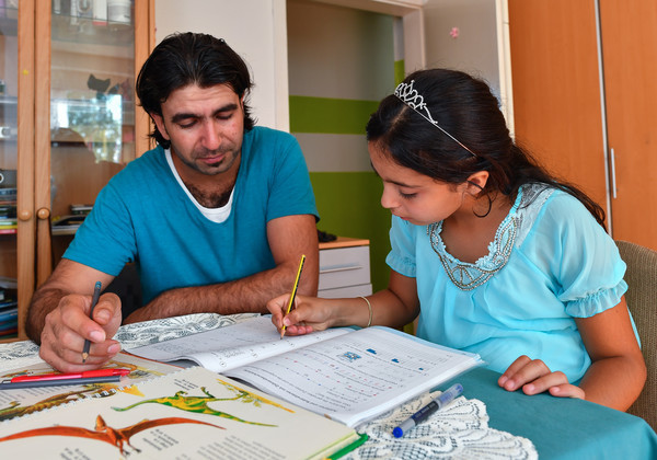 Syrisches Flüchtlingsmädchen bei den Hausaufgaben