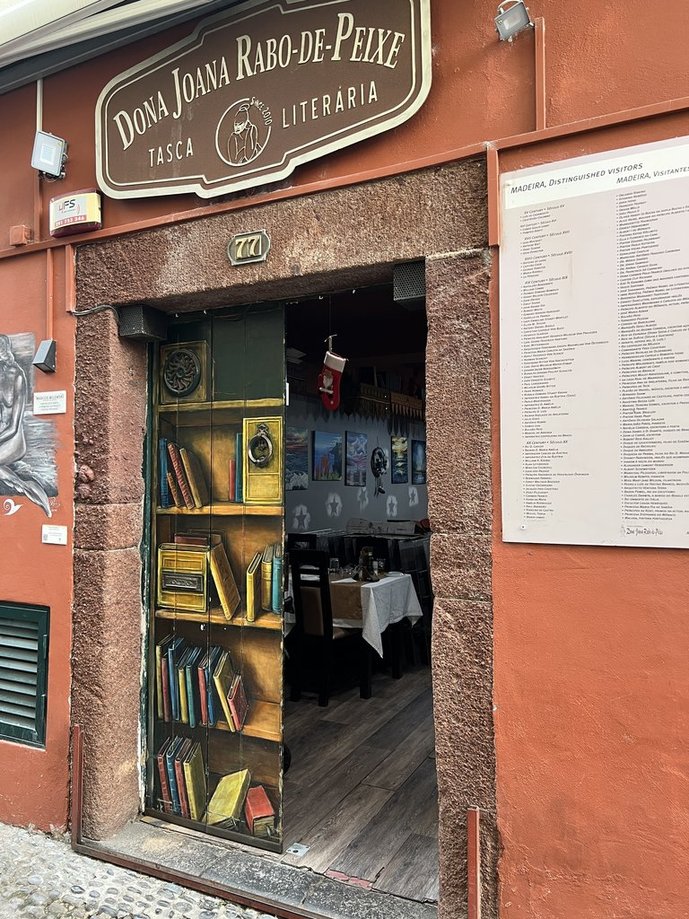 Haustür in Funchal mit abgebildeten Büchern Haustür in Funchal mit abgebildeten Büchern