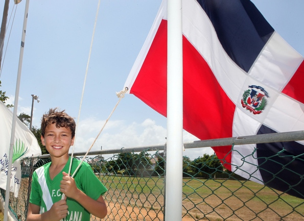 Junge mit dominikanischer Flagge