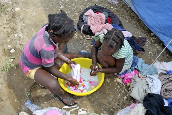 Mädchen aus Haiti waschen Wäsche