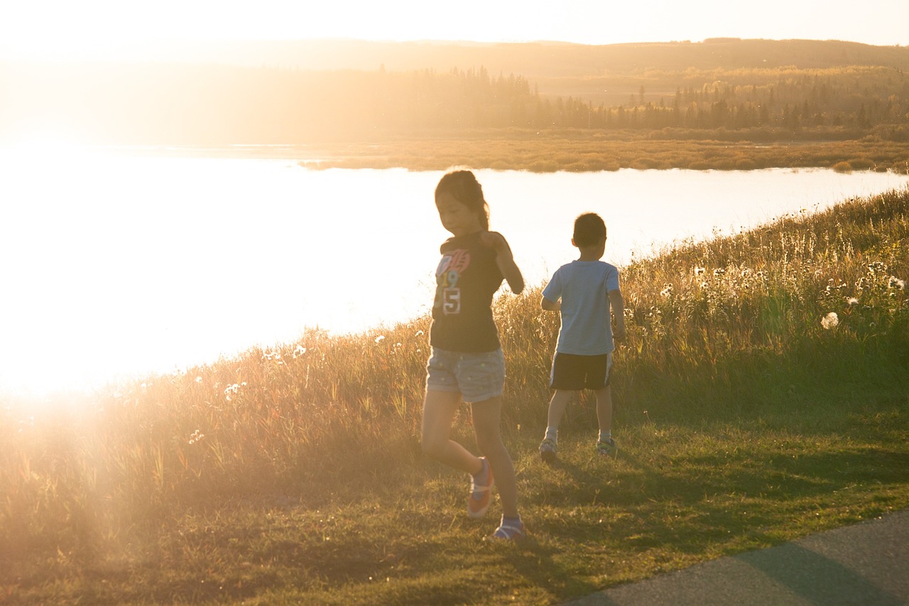 Kinder am See in Kanada